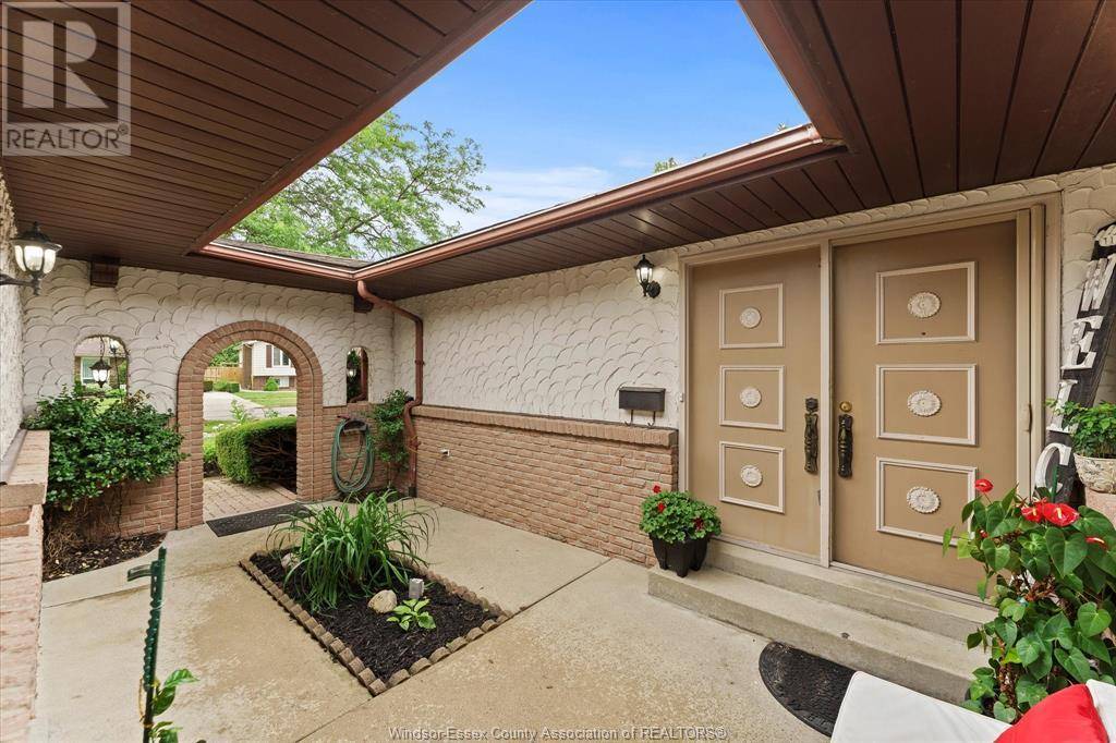 Windsor, ON N8R1X2,3310 WILDWOOD DRIVE