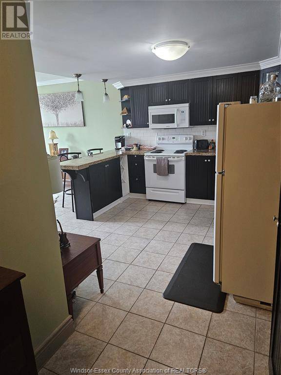 Windsor, ON N8X1N4,2144 PELISSIER #103