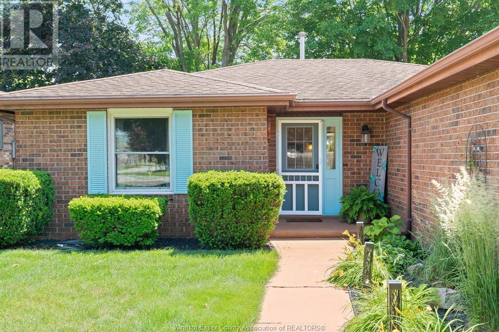 Leamington, ON N8H3V7,416 Oak STREET East