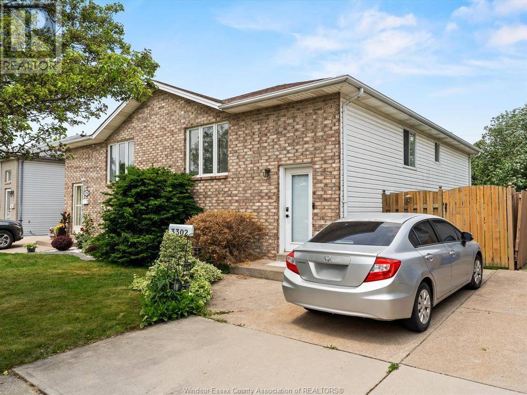 Windsor, ON N8W5M5,3302 CANDLEWOOD CRESCENT