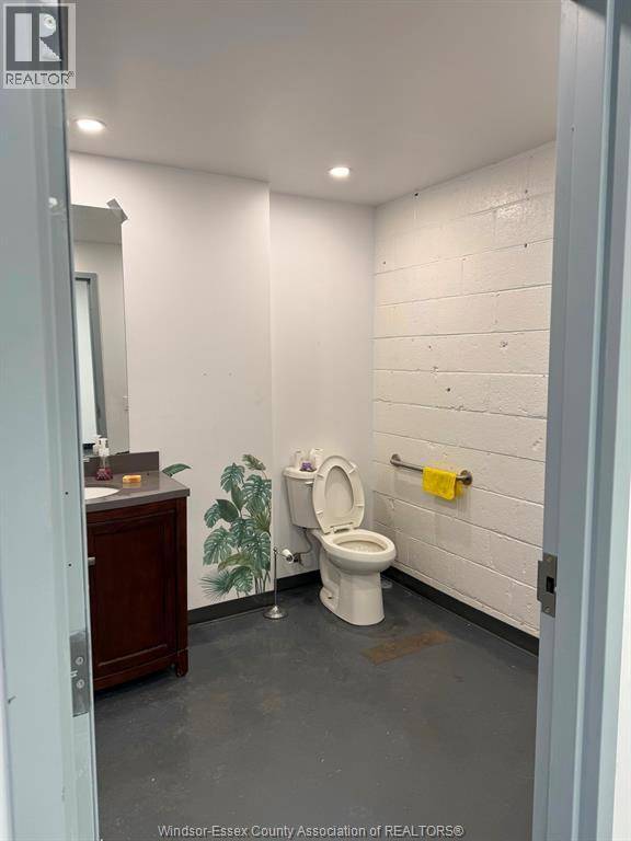 Windsor, ON N8Y2N6,1005 WALKER RD #B