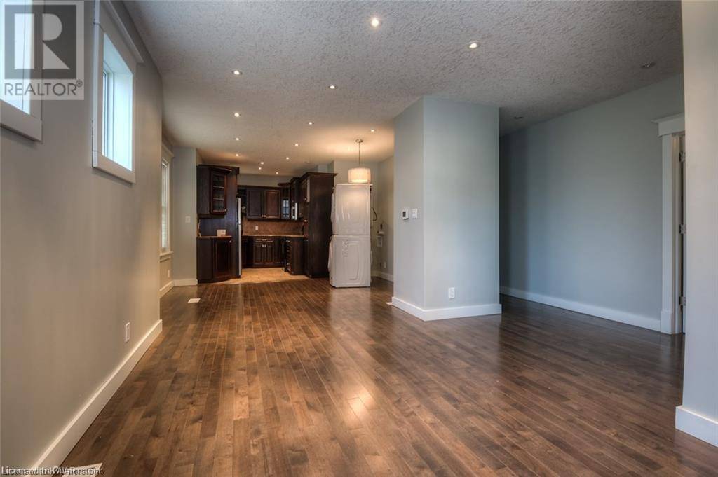 Kitchener, ON N2M1A3,702 QUEEN Street S