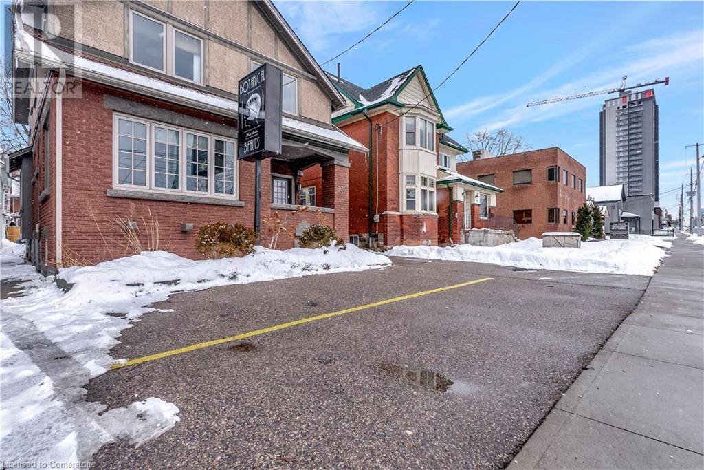 Kitchener, ON N2G1G4,976 KING Street W