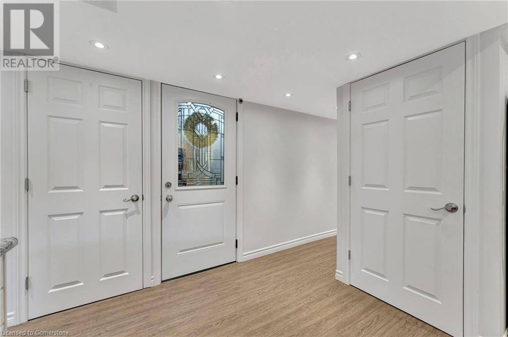 Hamilton, ON L9C4L5,979 GARTH Street