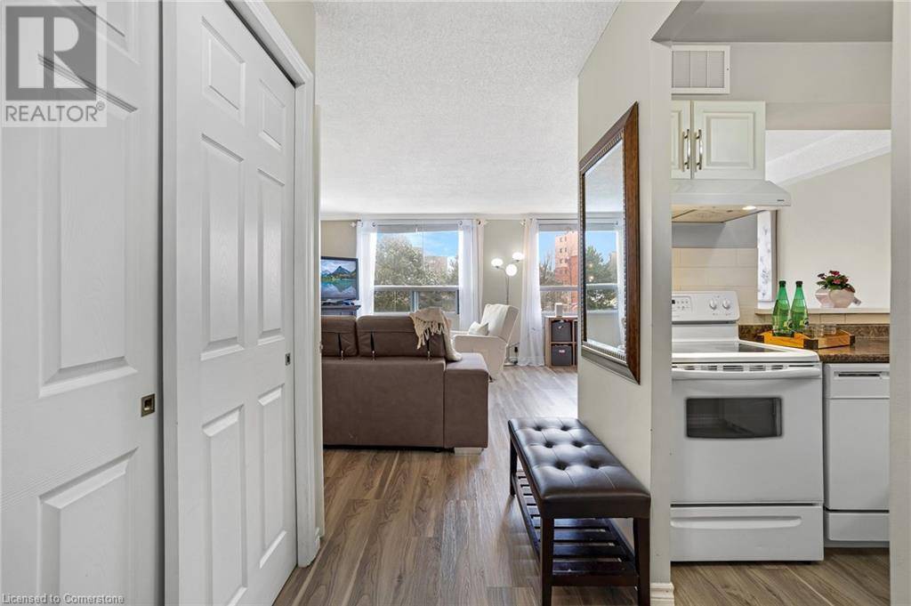Kitchener, ON N2A4A1,18 HOLBORN CT #202