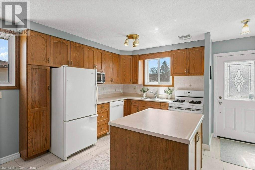 Hamilton, ON L8H1E9,121 GORDON DRUMMOND Avenue