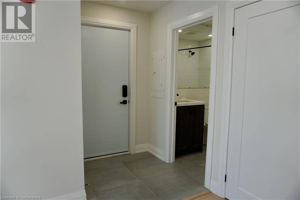 Hamilton, ON L8L2Z5,588 BARTON ST East #13