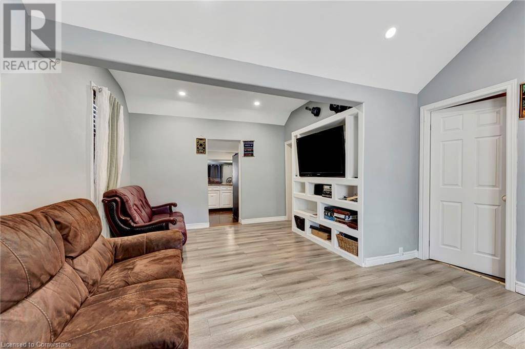 Hamilton, ON L8L7S7,159 GROSVENOR Avenue N