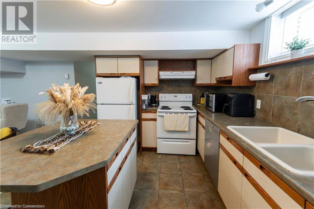 Kitchener, ON N2M3A3,326 VICTORIA ST South #B
