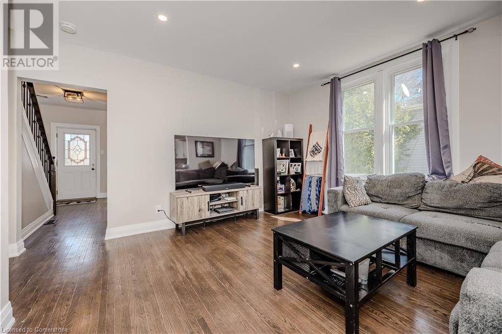 Acton, ON L7J2E2,126 POPLAR Avenue