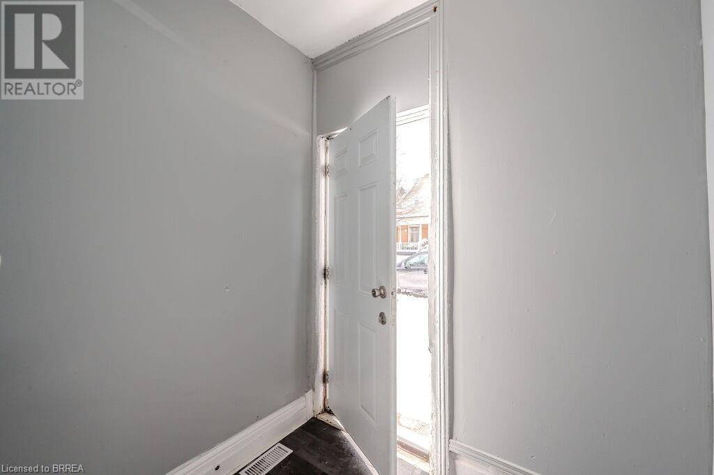 Brantford, ON N3S5H2,39 PARK Avenue