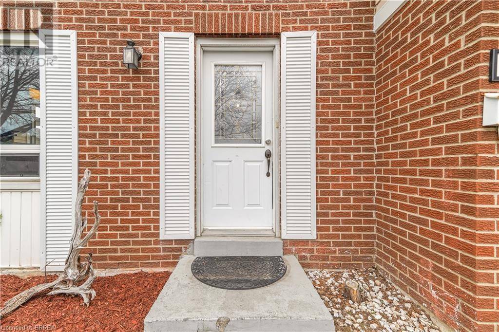 Brantford, ON N3P1A6,27 HALLMARK Street