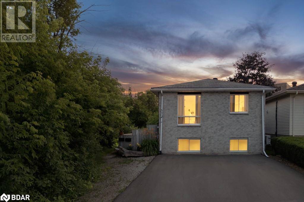Collingwood, ON L9Y4R2,572 SPRUCE Street