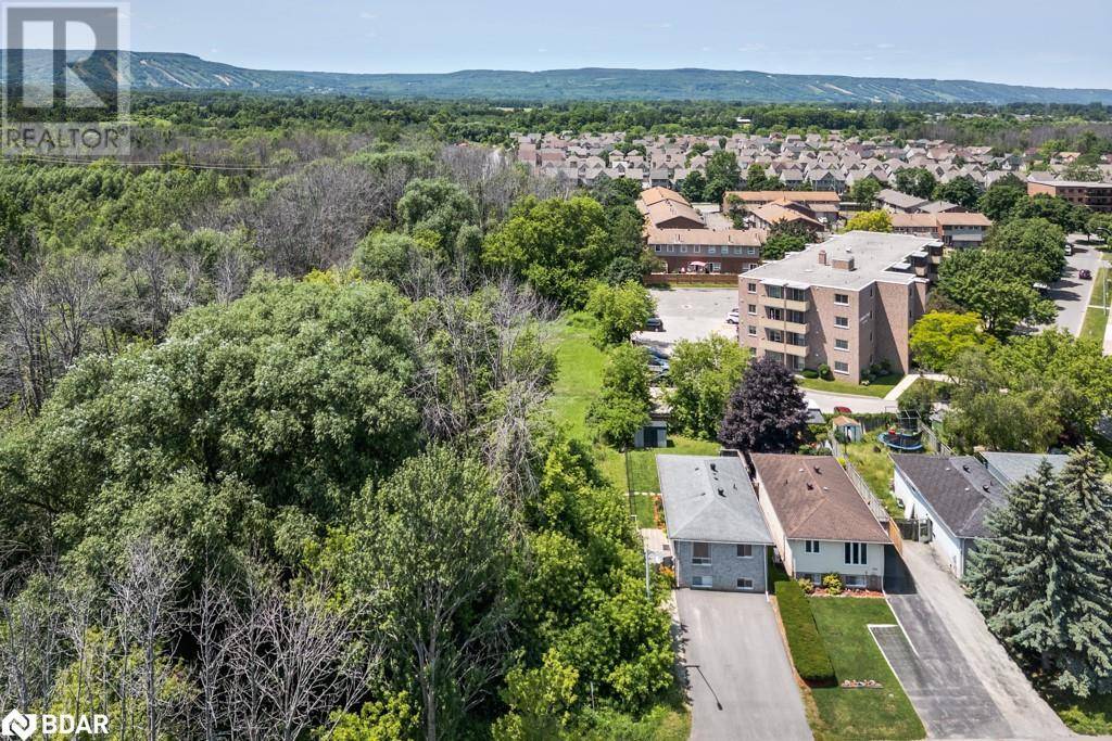 Collingwood, ON L9Y4R2,572 SPRUCE Street