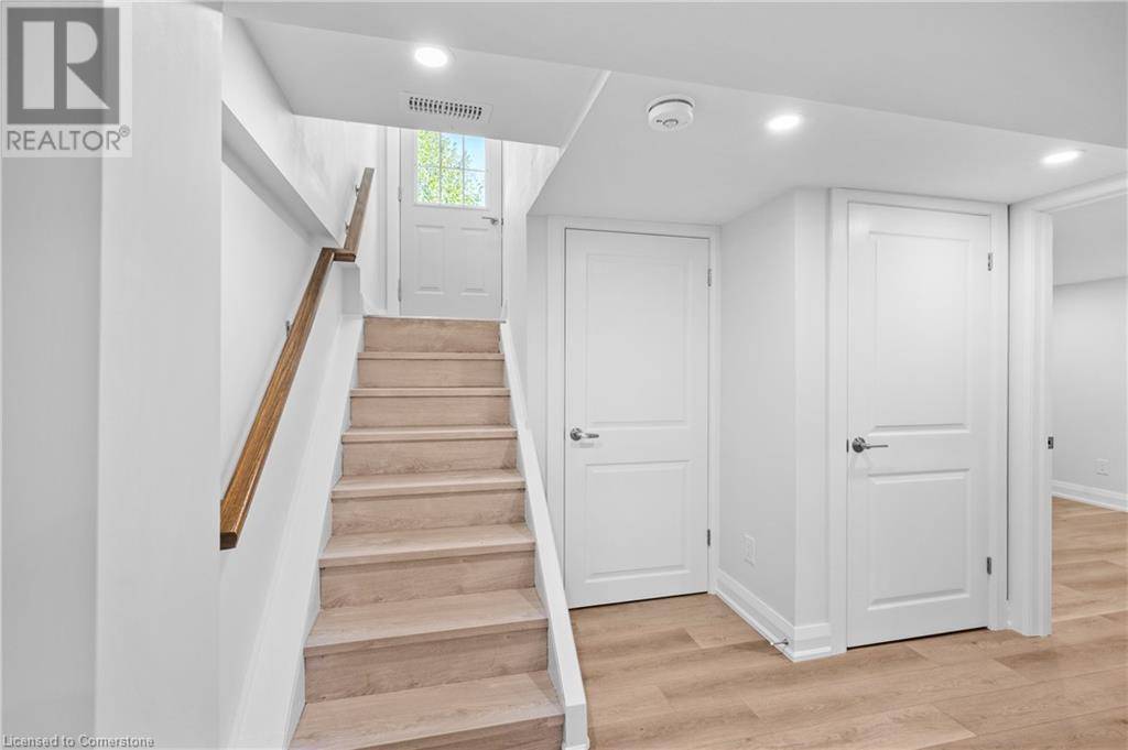Burlington, ON L7S1R2,723 HAGER AVE #B