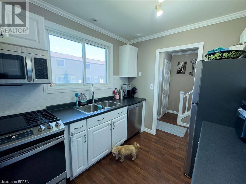 Brantford, ON N3S7G4,379 DARLING ST #18