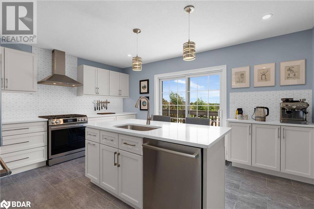 Oro-medonte, ON L0K1E0,8 ASH COURT Court