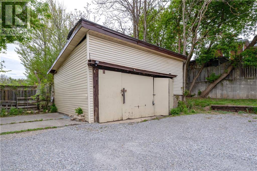 Brantford, ON N3S3W6,174-176 DARLING Street