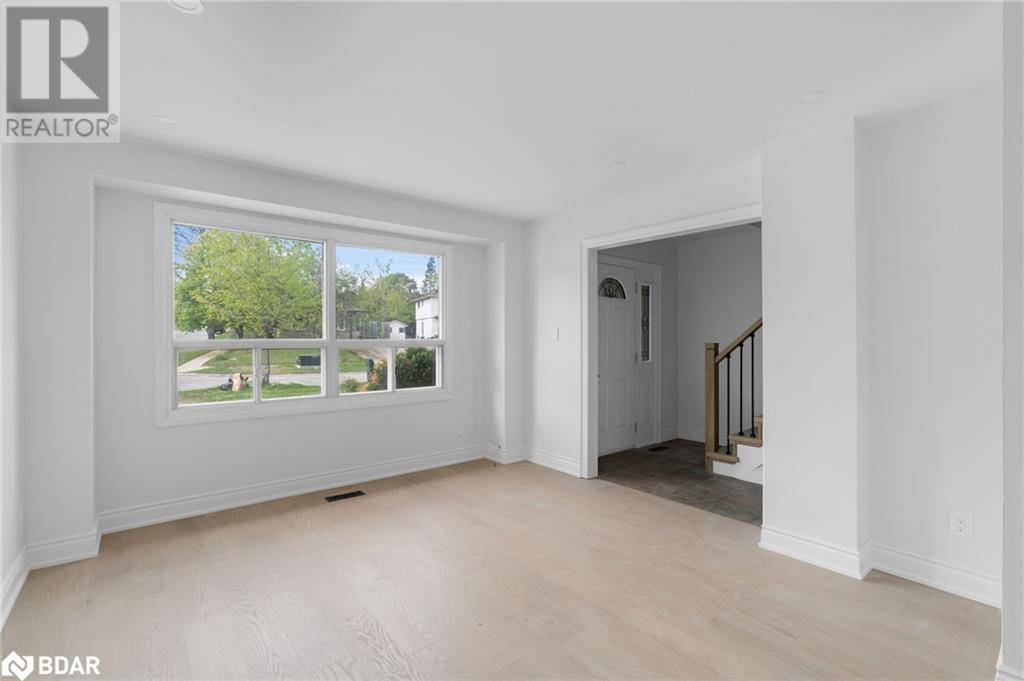 Barrie, ON L4M2Y7,49 DAPHNE CRES #Upper
