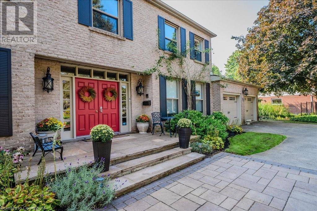 Dundas, ON L9H4G2,11 ROBINHOOD Drive