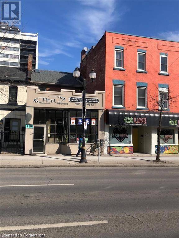 Hamilton, ON L8P1A9,250 KING ST West #Loft
