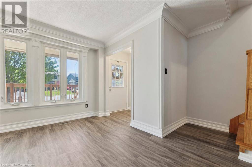 Oshawa, ON L1J6A1,647 BALSAM Crescent