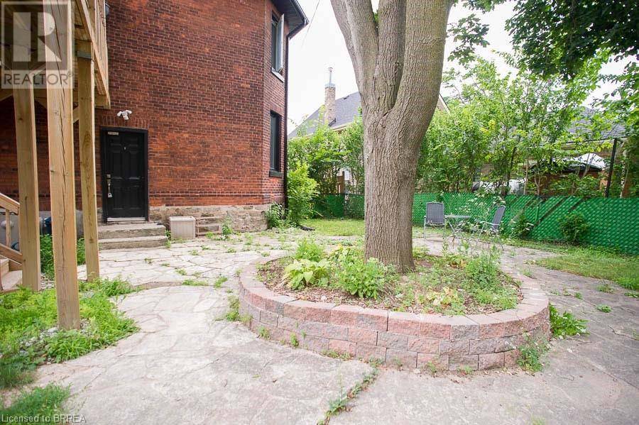 Brantford, ON N3S3H3,16 ARTHUR ST #1D