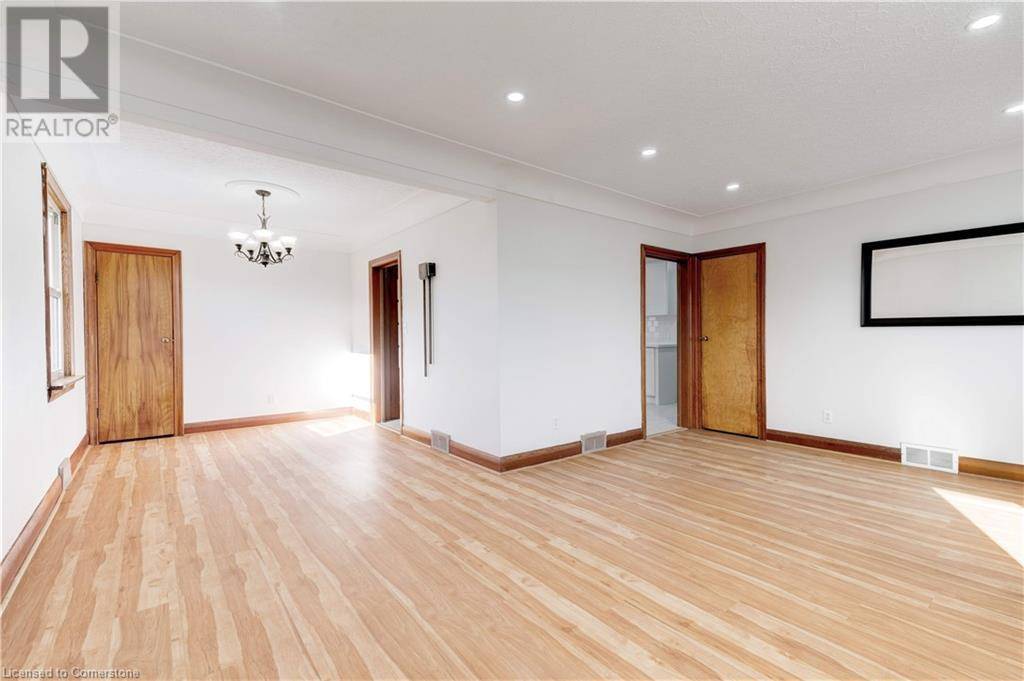 Welland, ON L3B2J3,662 HARRIET Street