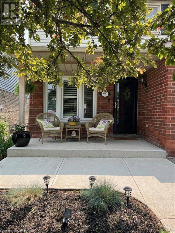 Burlington, ON L7M3H2,2257 SILVERBIRCH Court
