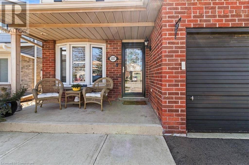 Burlington, ON L7M3H2,2257 SILVERBIRCH Court