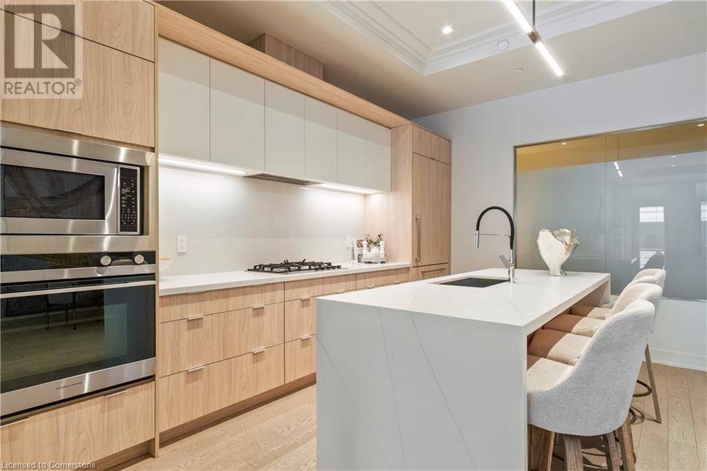 Oakville, ON L6K2W6,123 MAURICE DR #216