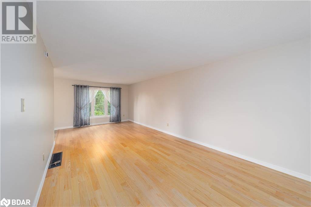 Barrie, ON L4M5B5,14 ASHDALE Court