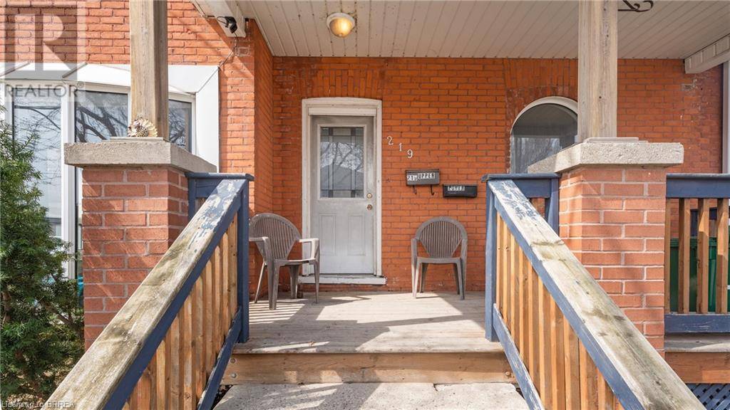 Brantford, ON N3S2H1,219 ERIE Avenue