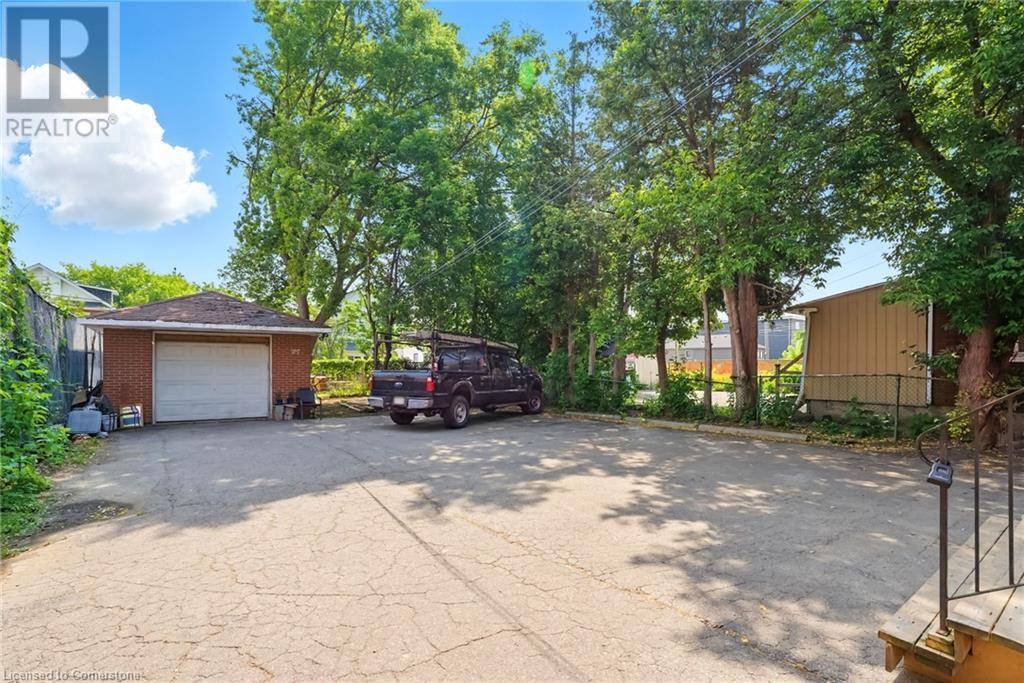 Oshawa, ON L1H4H2,191 SIMCOE Street S