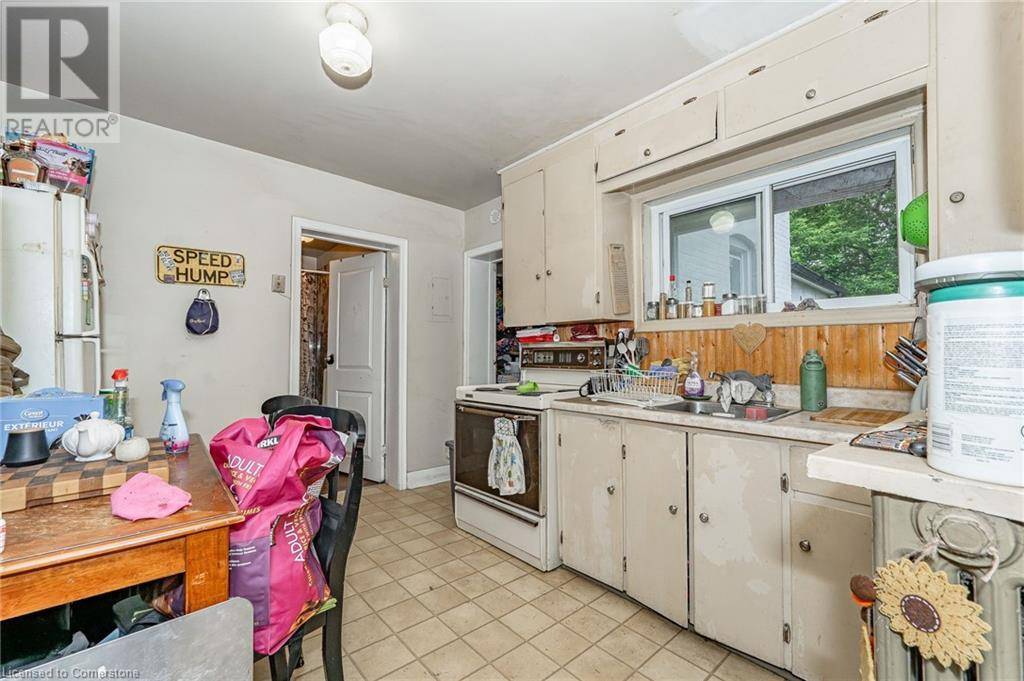 Brantford, ON N3S4G4,138 CHATHAM Street