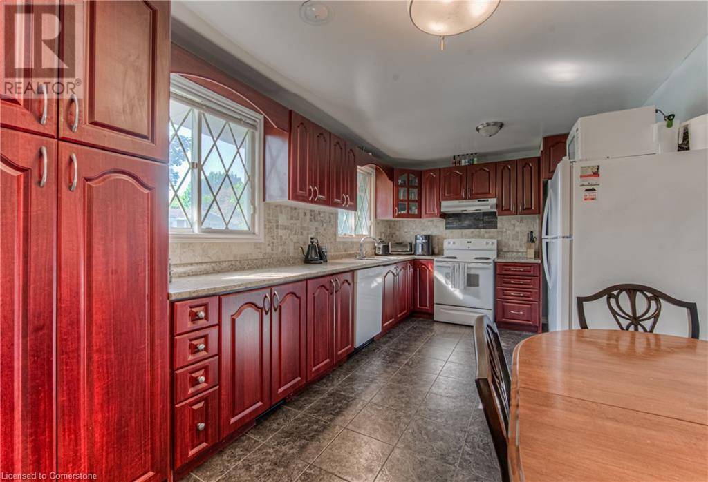 Waterloo, ON N2L4L5,553 TEAKWOOD Drive