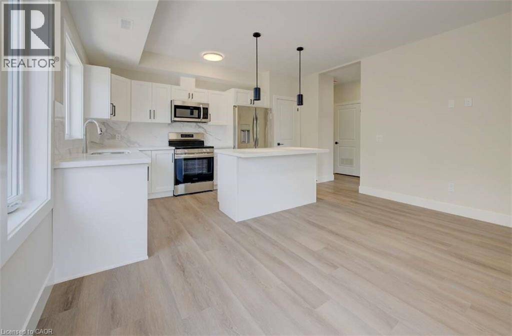 Kitchener, ON N2G3J5,17 PETER ST #4