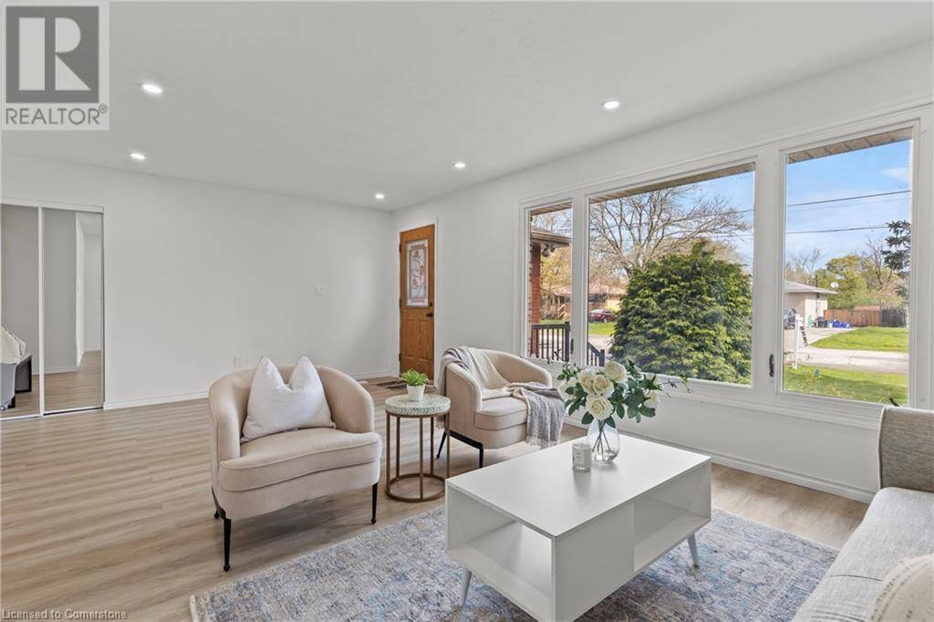 Caledonia, ON N3W1A7,215 MACKENZIE Crescent