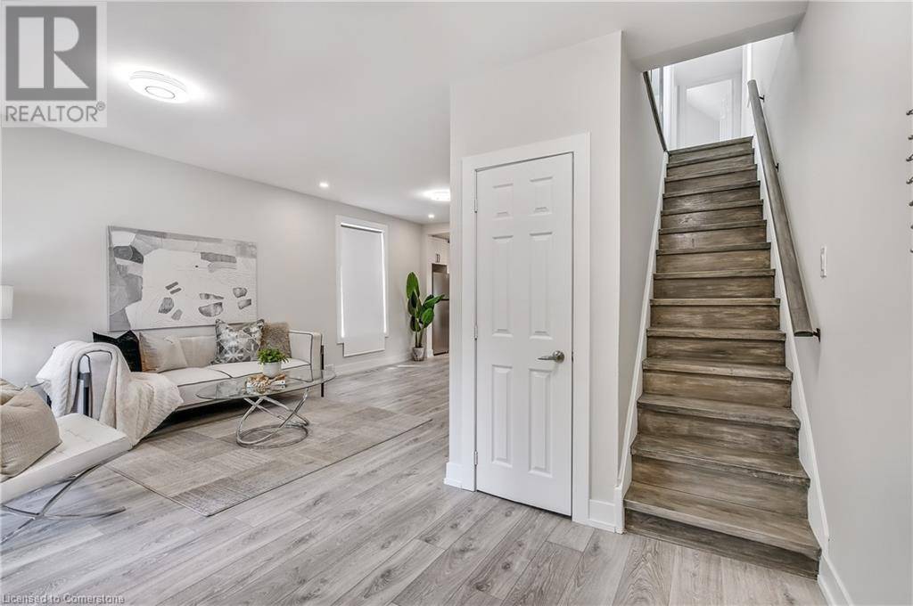 Hamilton, ON L8L7P8,221 ROSSLYN Avenue N