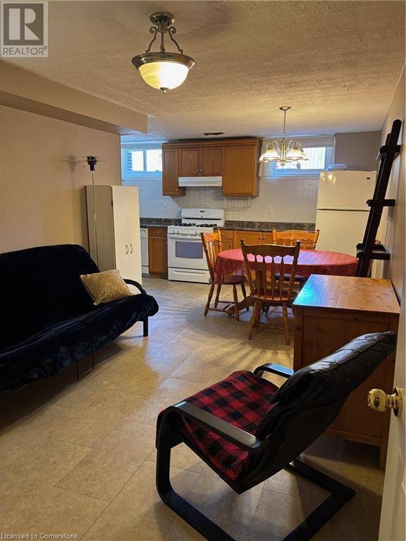 Hamilton, ON L8H2C6,79 EDINBURGH Avenue