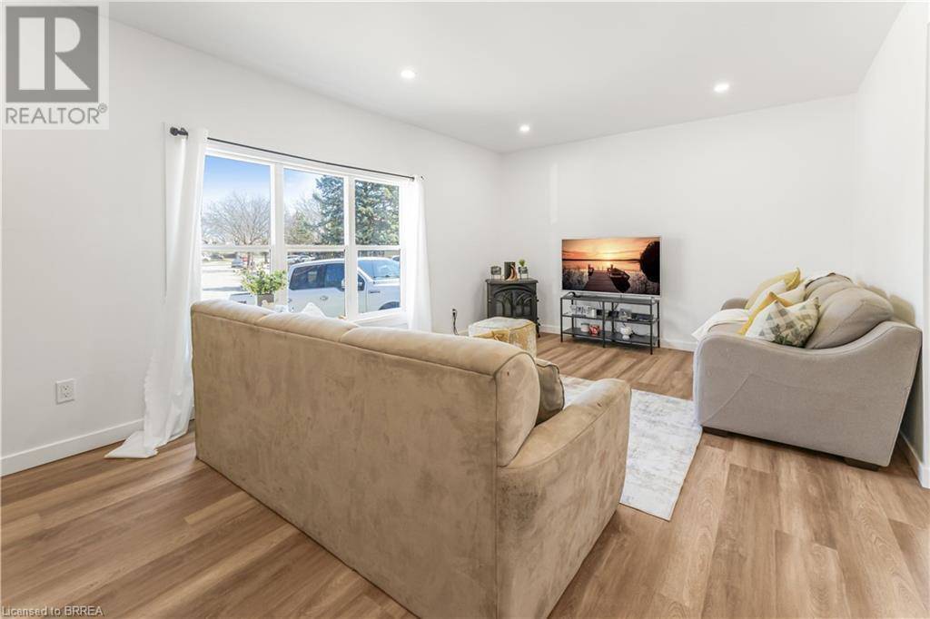 Brantford, ON N3P1B2,32 ENFIELD Crescent