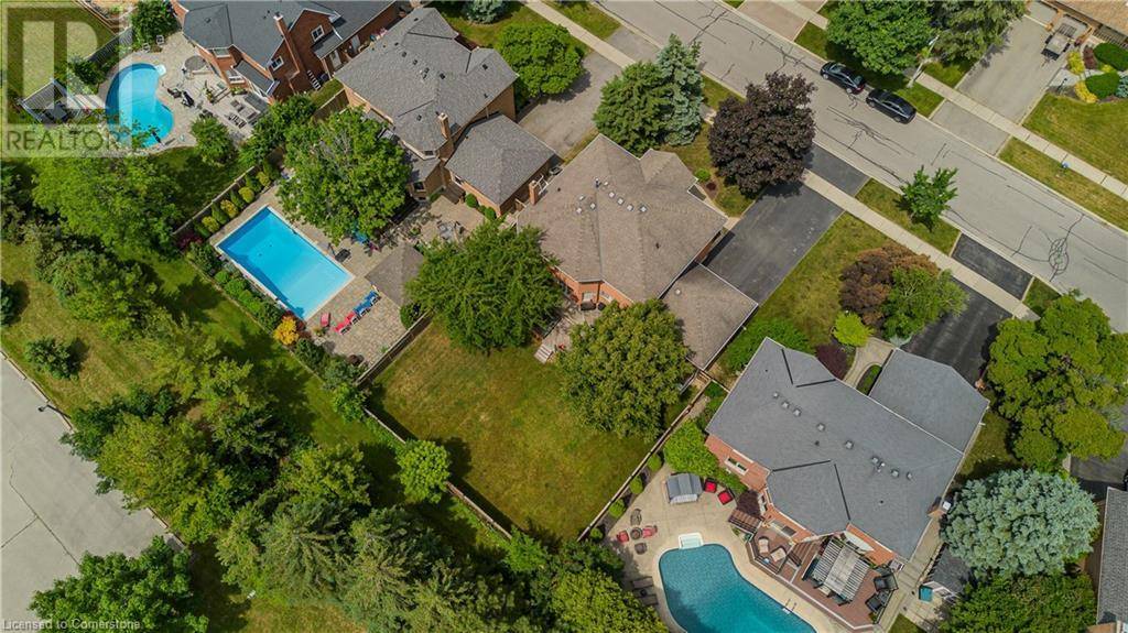 Burlington, ON L7P4T8,1352 WINTERBERRY Drive