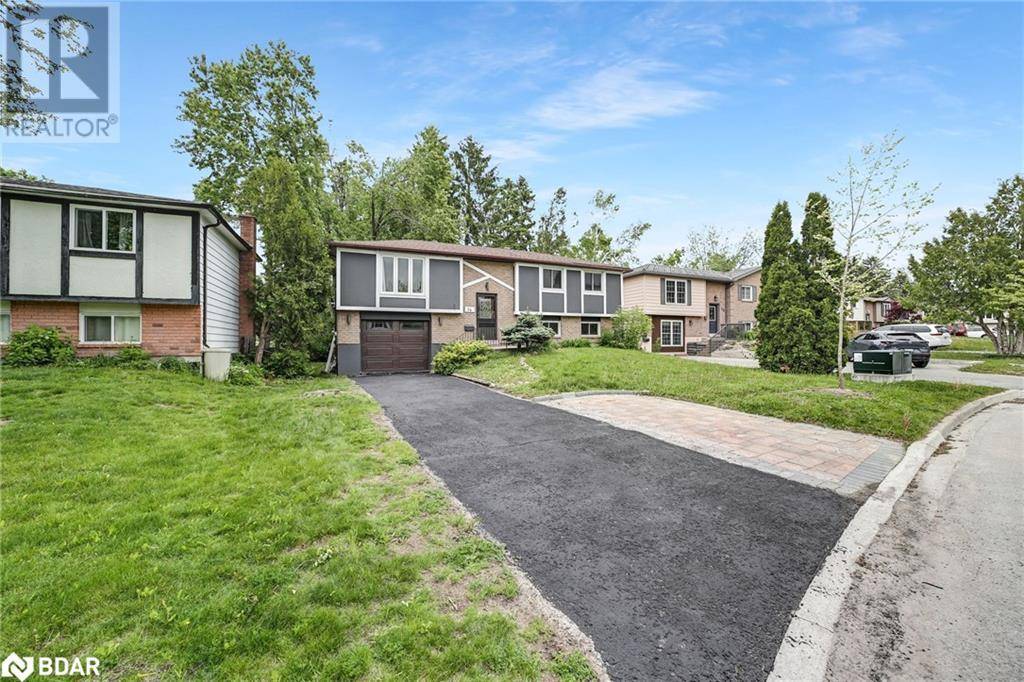 Barrie, ON L4M5N8,14 CHIPPAWA Court