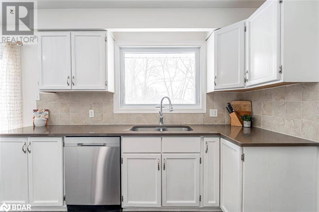 Innisfil, ON L0L1K0,5853 YONGE Street