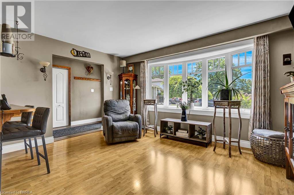 Paris, ON N3L3M7,18 CLOVER Court