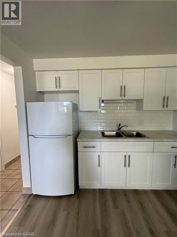 Kitchener, ON N2E1H6,6 ELMSDALE DR #1