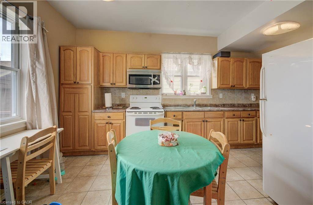 Kitchener, ON N2H4X1,324 MAPLE AVE #MAIN