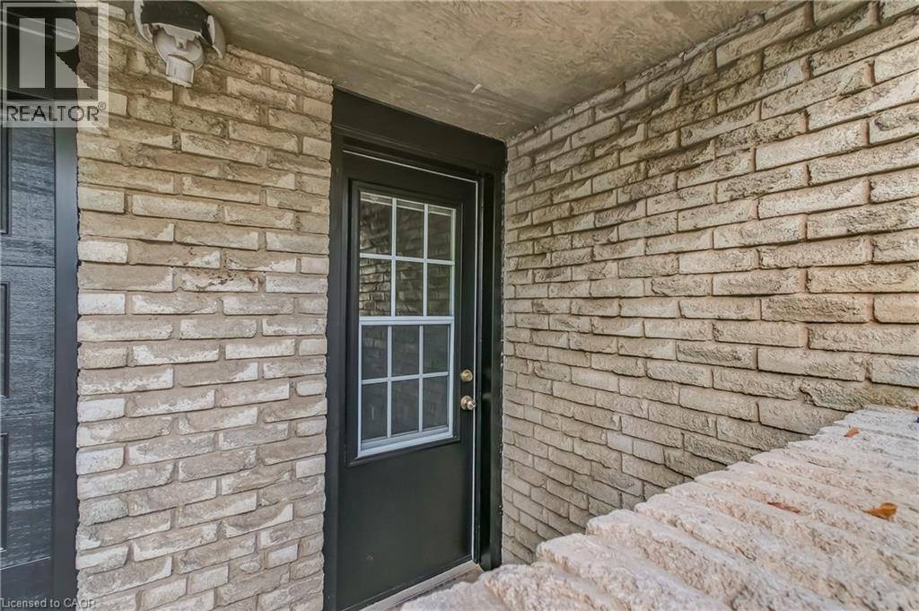 Burlington, ON L7N2W6,672 CASTLEGUARD CRES #2