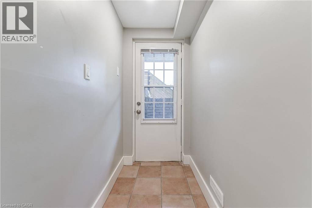 Burlington, ON L7N2W6,672 CASTLEGUARD CRES #2