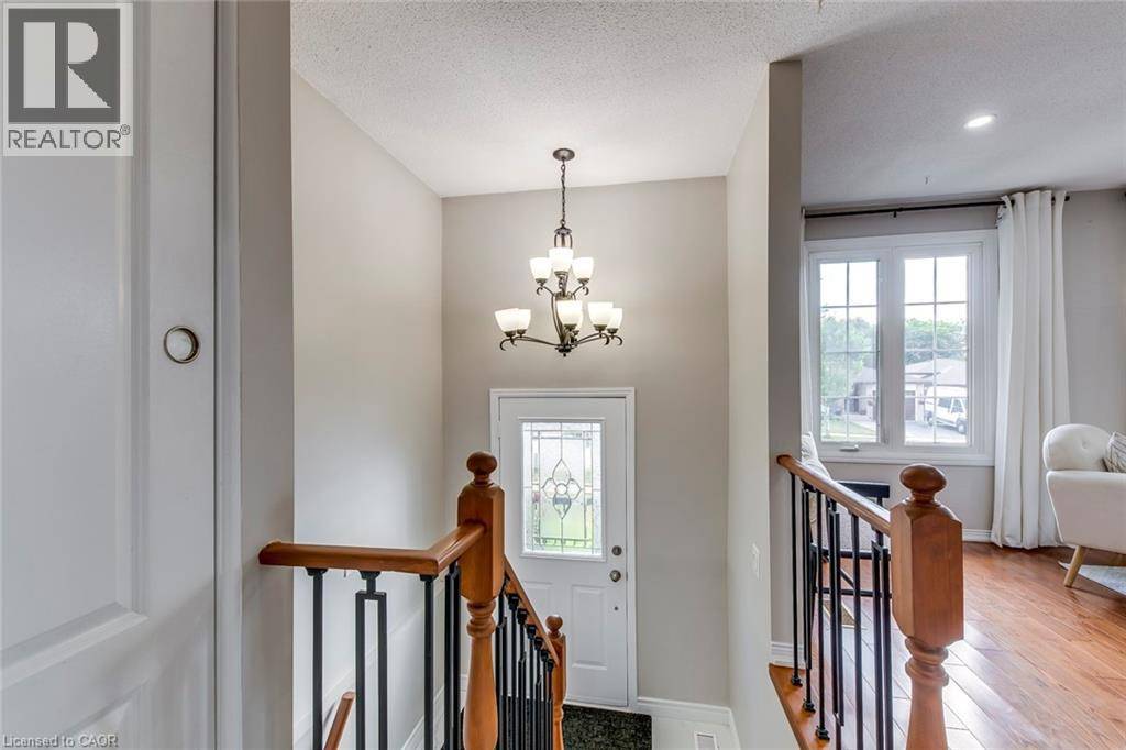 Burlington, ON L7P4G8,2309 MALCOLM Crescent